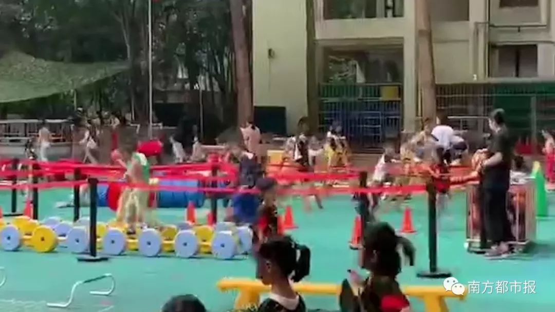 幼儿园操场组织半裸日光浴,家长们怒了