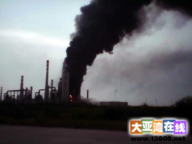 清晨7点，大火将近扑灭，黑烟笼罩着中海油上空，空中还伴有黑色残渣掉落。