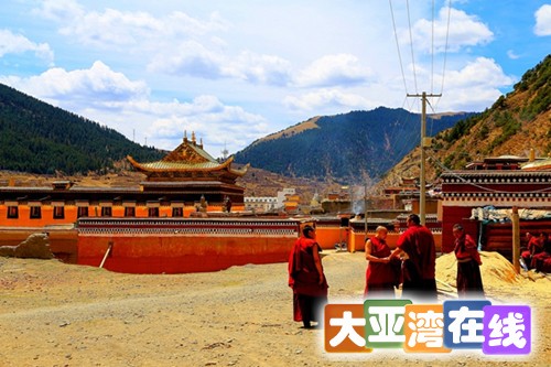 11 贡巴寺应名万寿寺，位于卓尼县城西南六十三公里的江迭路间的刀告乡境，藏语称“噶丹.jpg