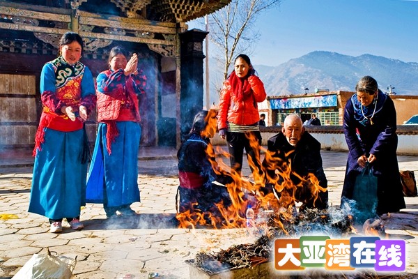 07 在这藏族人民最重要的节日里，人们无不献上殷勤的祝福.jpg