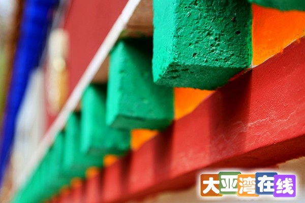 13 色彩缤纷的墙沿，都是藏族文化的影子.jpg